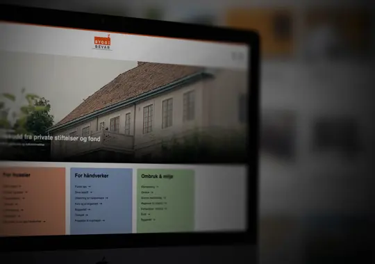 Bilde av en PC-skjerm hvor nettsiden til Bygg og Bevar er vist