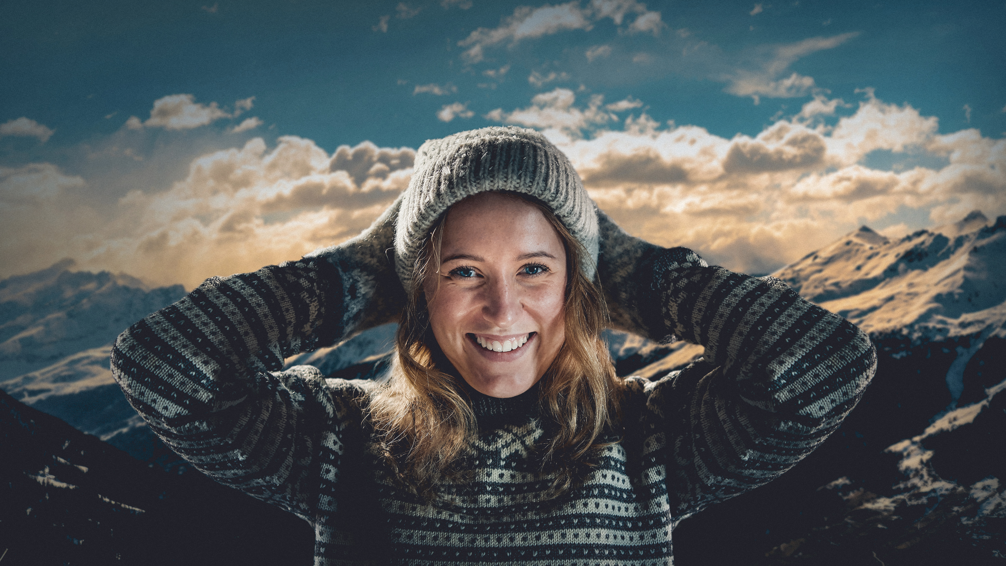 Konseptbilde for Valdres Folkehøyskole. Bilde av ei blid jente med Valdresnatur i bakgrunn