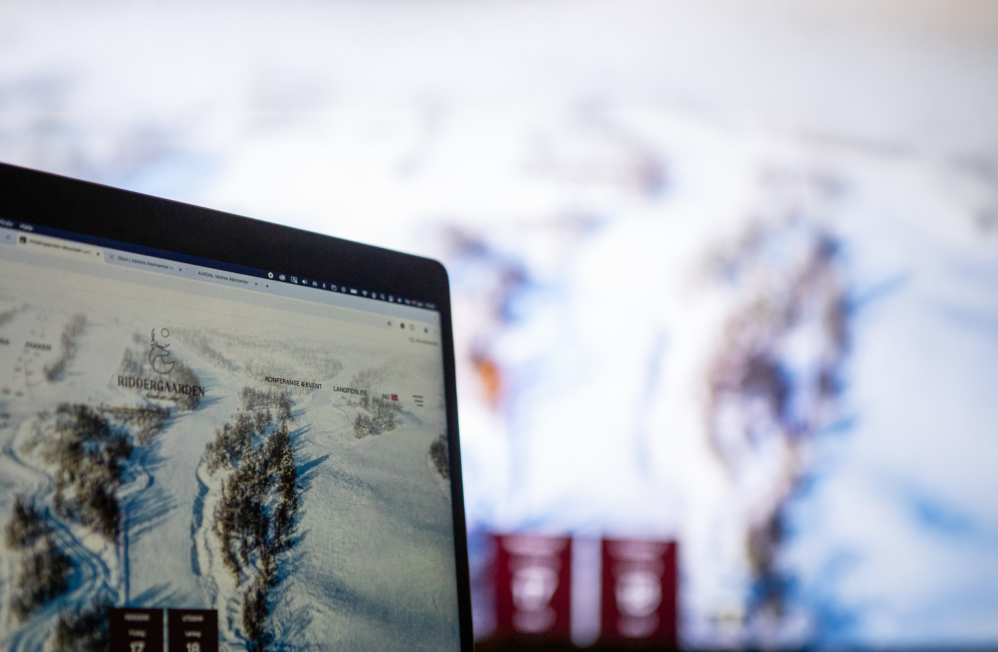 Bilde av en PC-skjerm hvor nettsiden til Riddergaarden er vist